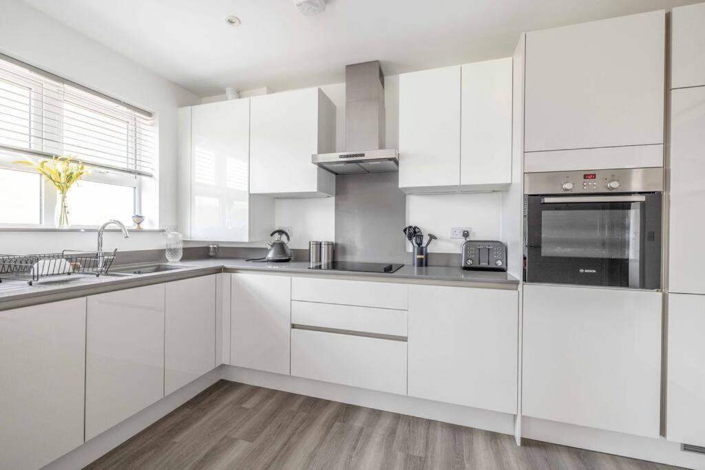 Stylish Home @ Virginia Water Lake & Free Parking Englefield Green Extérieur photo