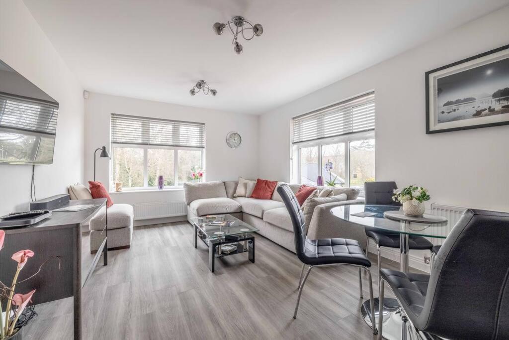 Stylish Home @ Virginia Water Lake & Free Parking Englefield Green Extérieur photo