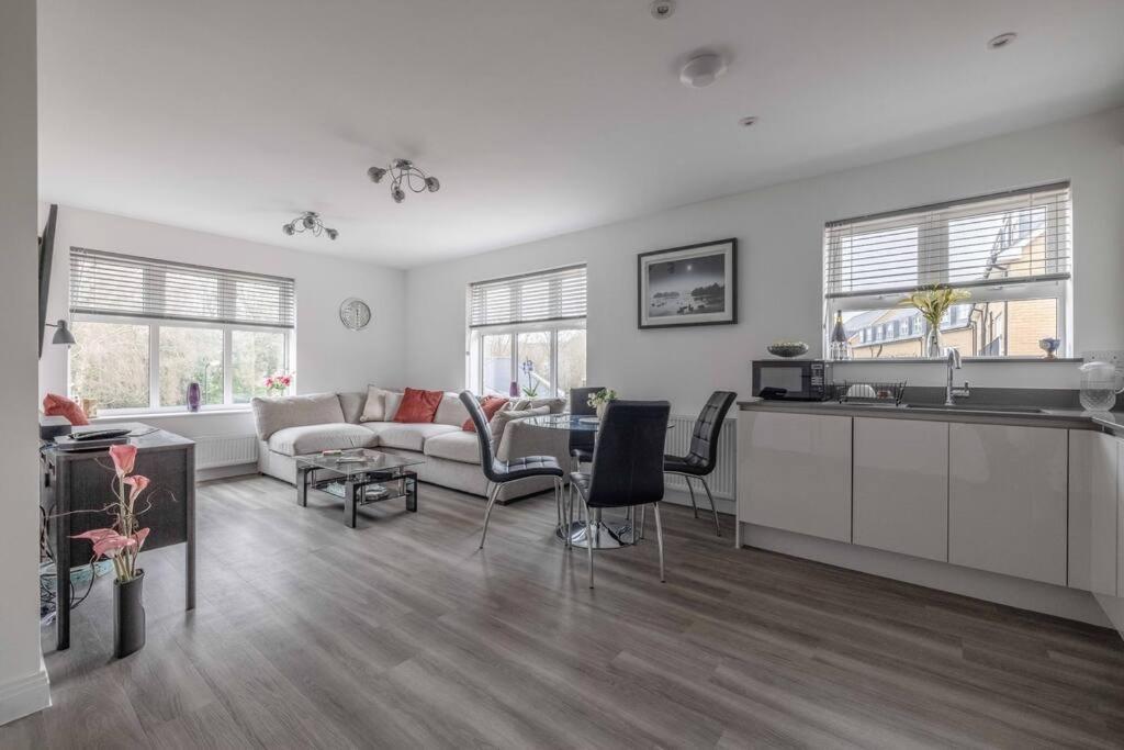 Stylish Home @ Virginia Water Lake & Free Parking Englefield Green Extérieur photo