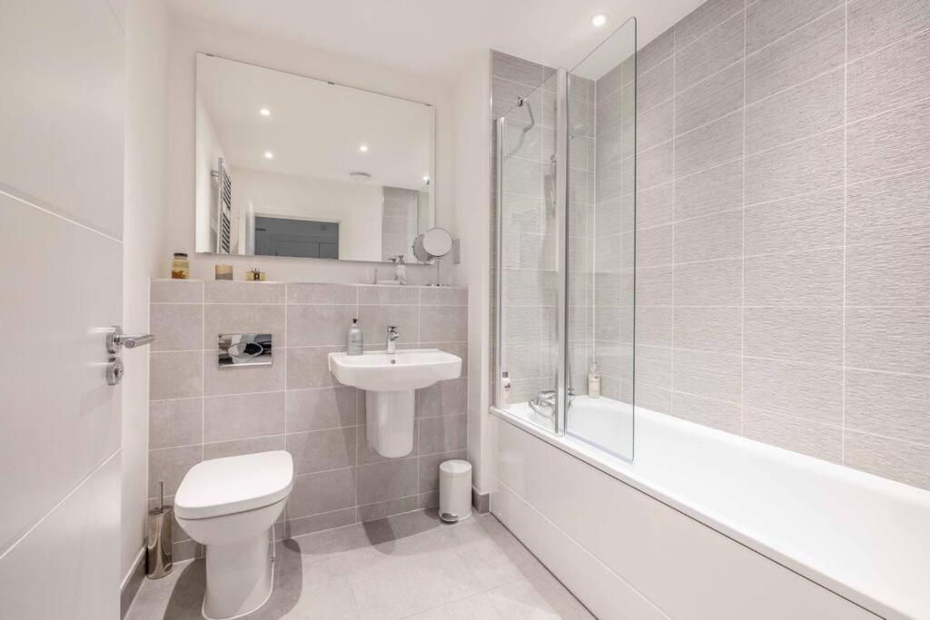 Stylish Home @ Virginia Water Lake & Free Parking Englefield Green Extérieur photo