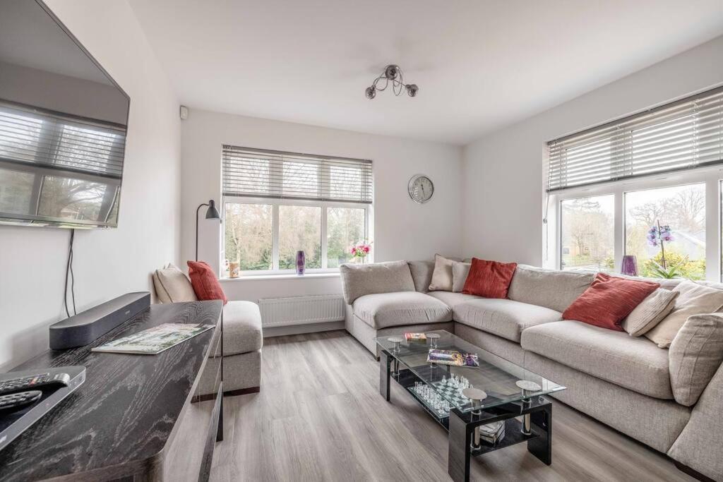 Stylish Home @ Virginia Water Lake & Free Parking Englefield Green Extérieur photo