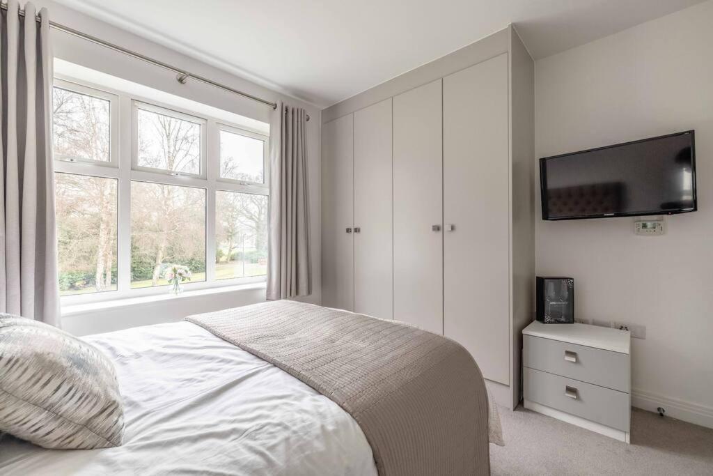 Stylish Home @ Virginia Water Lake & Free Parking Englefield Green Extérieur photo